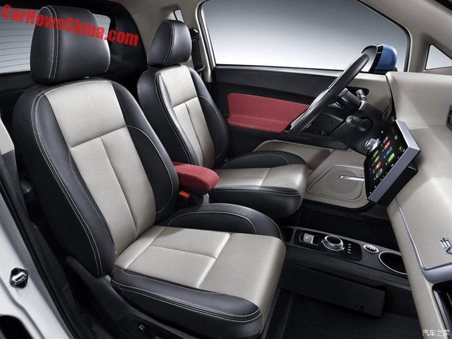 Cụ thể, Zotye E200 EV được trang bị không gian nội thất 3 màu xám, be và đỏ.