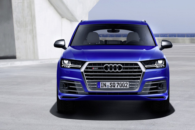 Không chỉ nhanh hơn Q7 thông thường, Audi SQ7 TDI 2017 còn tiết kiệm nhiên liệu bất ngờ. Theo hãng Audi, SQ7 TDI 2017 chỉ tiêu thụ lượng nhiên liệu như xe dùng động cơ 6 xy-lanh, cụ thể là 7,4 lít/100 km và thải ra lượng khí Co2 ở mức 194 g/km.