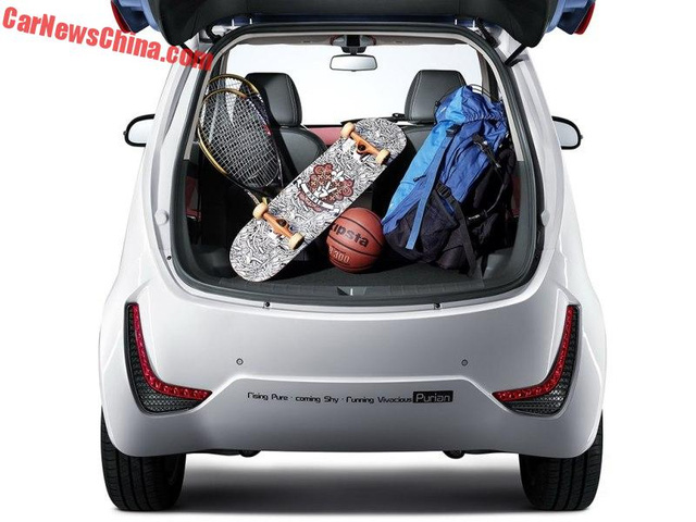 Chưa hết, Zotye E200 EV còn có khoang hành lý chứa được nhiều vật dụng cá nhân như vợt tennis, quả bóng rổ, ván trượt và ba lô.