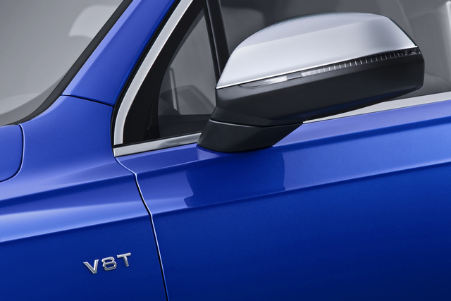 Trái tim của Audi SQ7 TDI 2017 là khối động cơ diesel TDI V8, tăng áp, dung tích 4.0 lít mới phát triển. Động cơ đi kèm bộ nén chỉnh điện EPC lần đầu tiên được áp dụng cho xe thương mại. EPC được đưa vào Audi SQ7 TDI 2017 để hỗ trợ động cơ khi khởi động. Ở vòng tua thấp, EPC giúp loại trừ trình trạng trễ tua-bin.