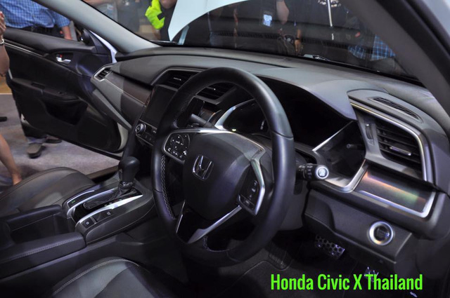 Bên trong Honda Civic 2016 tại Thái Lan có nút bấm khởi động máy tiêu chuẩn và tính năng khởi động máy từ xa Remote Engine Start tương tự Accord nâng cấp. Thêm vào đó là điều hòa không khí tự động, vô lăng đa chức năng, phanh đỗ xe điện tử, màn hình trung tâm 5 inch và hệ thống kết nối Bluetooth rảnh tay.
