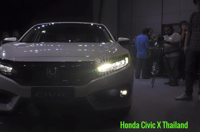 Về thiết kế, Honda Civic 2016 được trang bị dải đèn LED chiếu sáng ban ngày, đèn hậu dạng LED và bộ la-zăng hợp kim 16 inch tiêu chuẩn.