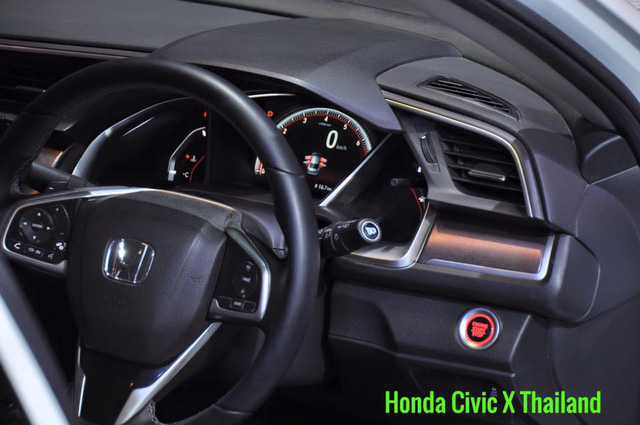 Hiện đại hơn là bản Turbo với cần gạt kính chắn gió tự động, ghế phụ lái chỉnh điện 4 hướng và điều hòa không khí tự động 2 vùng. Bản Turbo RS có tất cả những trang thiết bị kể trên, cộng thêm gương chiếu hậu chống chói, lẫy gạt chuyển số trên vô lăng và bộ bàn đạp bằng hợp kim.