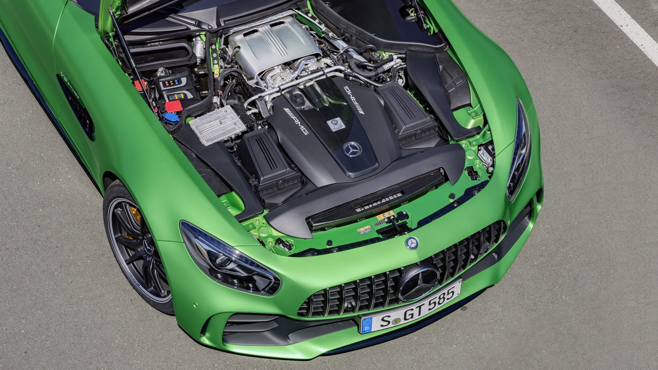 Để người hâm mộ không phải thất vọng, hãng Mercedes-Benz đã trang bị động cơ V8, tăng áp kép, dung tích 4.0 lít cho Mercedes-AMG GT R. Động cơ tạo ra công suất tối đa 577 mã lực và mô-men xoắn cực đại 516 lb-ft. Như vậy, so với Mercedes-AMG GT S, siêu xe Mercedes-AMG GT R mạnh hơn 74 mã lực và 37 lb-ft.