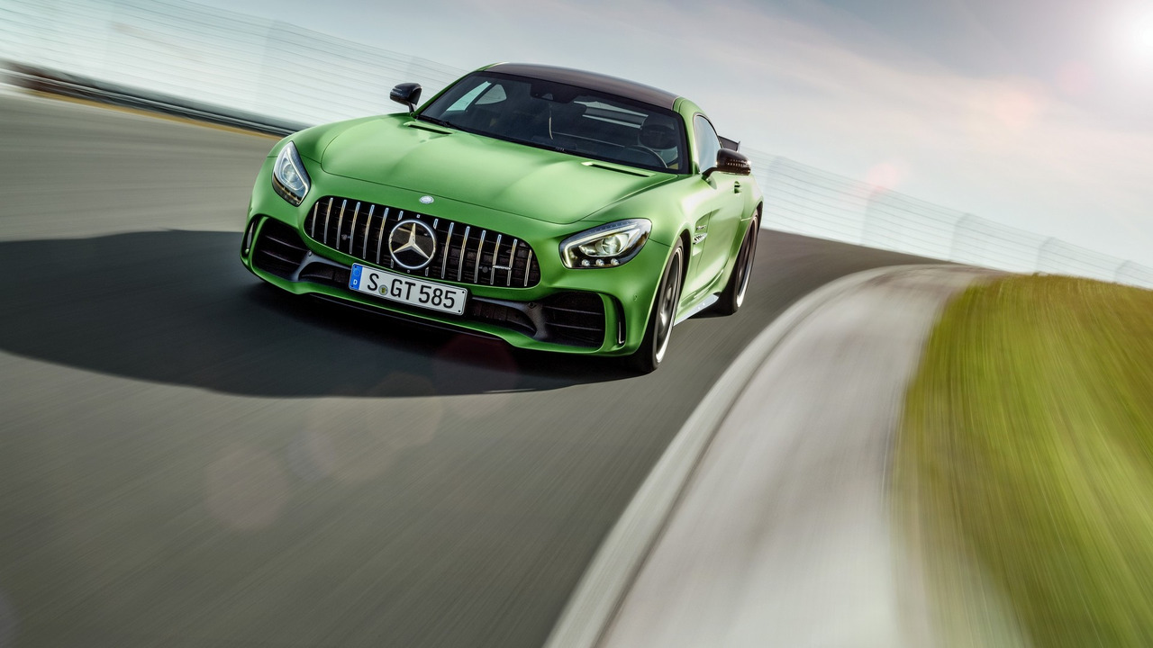 Trên cầu sau của Mercedes-AMG GT R còn có bộ khóa vi sai chống trượt điều khiển điện tử. Nếu muốn chiếc Mercedes-AMG GT R của mình nhẹ hơn, khách hàng có thể bỏ thêm tiền để mua hệ thống phanh gốm tổng hợp tùy chọn.