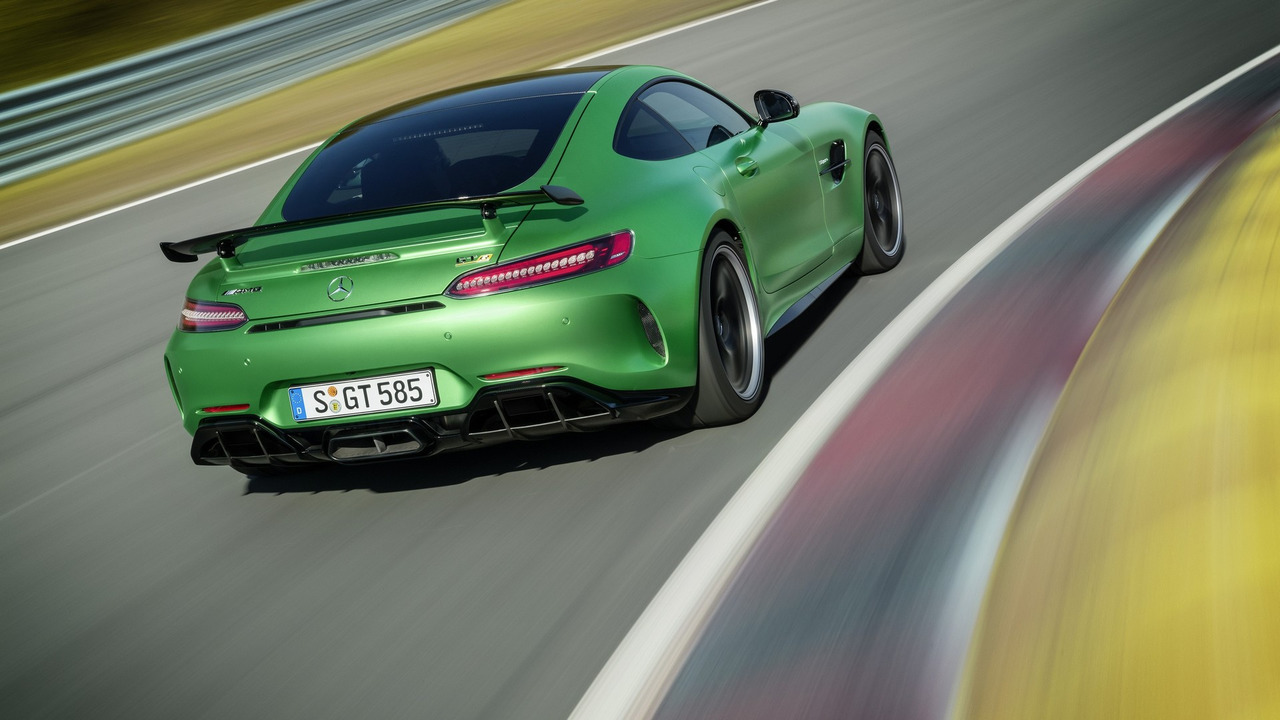 Một nâng cấp quan trọng khác của Mercedes-AMG GT R nằm ở hệ thống lái bánh sau. Hệ thống này giúp Mercedes-AMG GT R vận hành linh hoạt hơn khi ôm cua. Hệ thống sẽ cho phép 2 bánh trước xoay theo chiều ngược nhau ở vận tốc lên đến 100 km/h. Khi xe chạy ở vận tốc cao hơn 100 km/h, hai bánh trước sẽ xoay cùng chiều nhau để tăng độ ổn định.