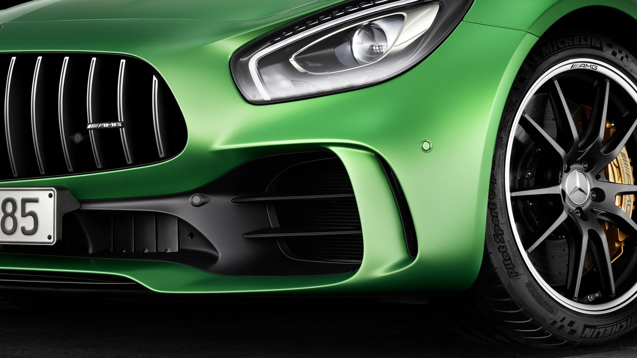 Ngoài ra, Mercedes-AMG GT R còn được trang bị thân vỏ hầm hố hơn với lưới tản nhiệt AMG Panamericana lấy từ xe đua GT3. Chắn bùn trước/sau bằng sợi carbon được mở rộng thêm 45,7 mm. Bên cạnh đó là hốc gió tăng kích thước để tăng cường khả năng làm mát cho khoang động cơ.