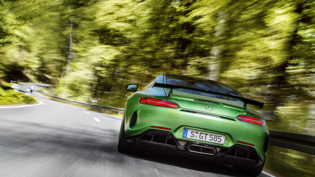 Những chi tiết đáng chú ý khác bên ngoài ngoại thất của Mercedes-AMG GT R là cánh gió trước rộng hơn. Đằng sau cũng có cánh gió cỡ lớn nhằm cung cấp lực ép xuống mặt đường cho xe. Để tạo cảm giác như xe đua cho Mercedes-AMG GT R, hãng Mercedes-Benz đã dùng đến hệ thống xả mới có trọng lượng thấp hơn 5,9 kg so với Mercedes-AMG GT S.