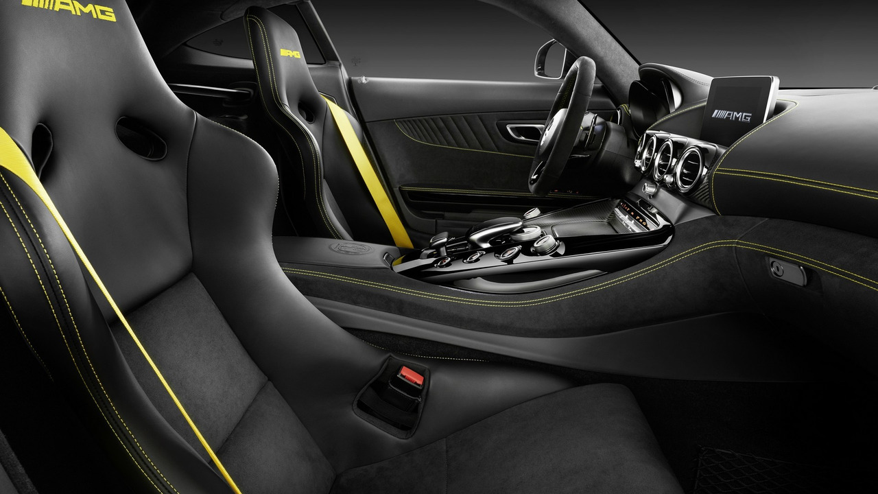 Bên trong Mercedes-AMG GT R có ghế hiệu suất cao AMG bọc bằng da Nappa và vi sợi Dinamica. Dây đai an toàn màu vàng đối lập với ghế là trang thiết bị tùy chọn của Mercedes-AMG GT R.