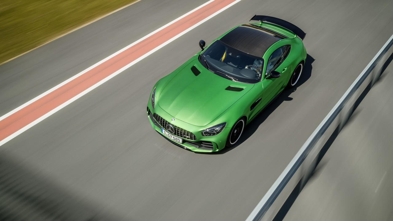 Điểm nhấn đập vào mắt của Mercedes-AMG GT R là màu sơn ngoại thất xanh lục có tên AMG Green Hell Magno. Đây là màu sơn dành riêng cho siêu xe mới của nhãn hiệu gắn liền với logo ngôi sao 3 cánh.