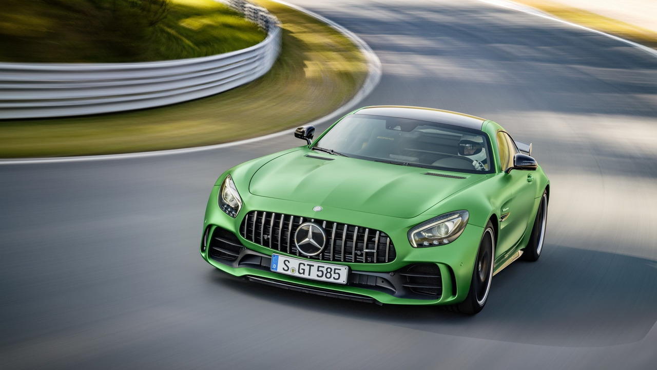 Hãng Mercedes-Benz đã chính thức tổ chức sự kiện ra mắt mẫu siêu xe Mercedes-AMG GT R hoàn toàn mới tại lễ hội tốc độ Goodwood 2016. Trong sự kiện này, ngoài quan khách, còn có cả sự tham gia của Lewis Hamilton, tay đua Công thức 1 hiện đang đầu quân cho đội Mercedes-AMG.
