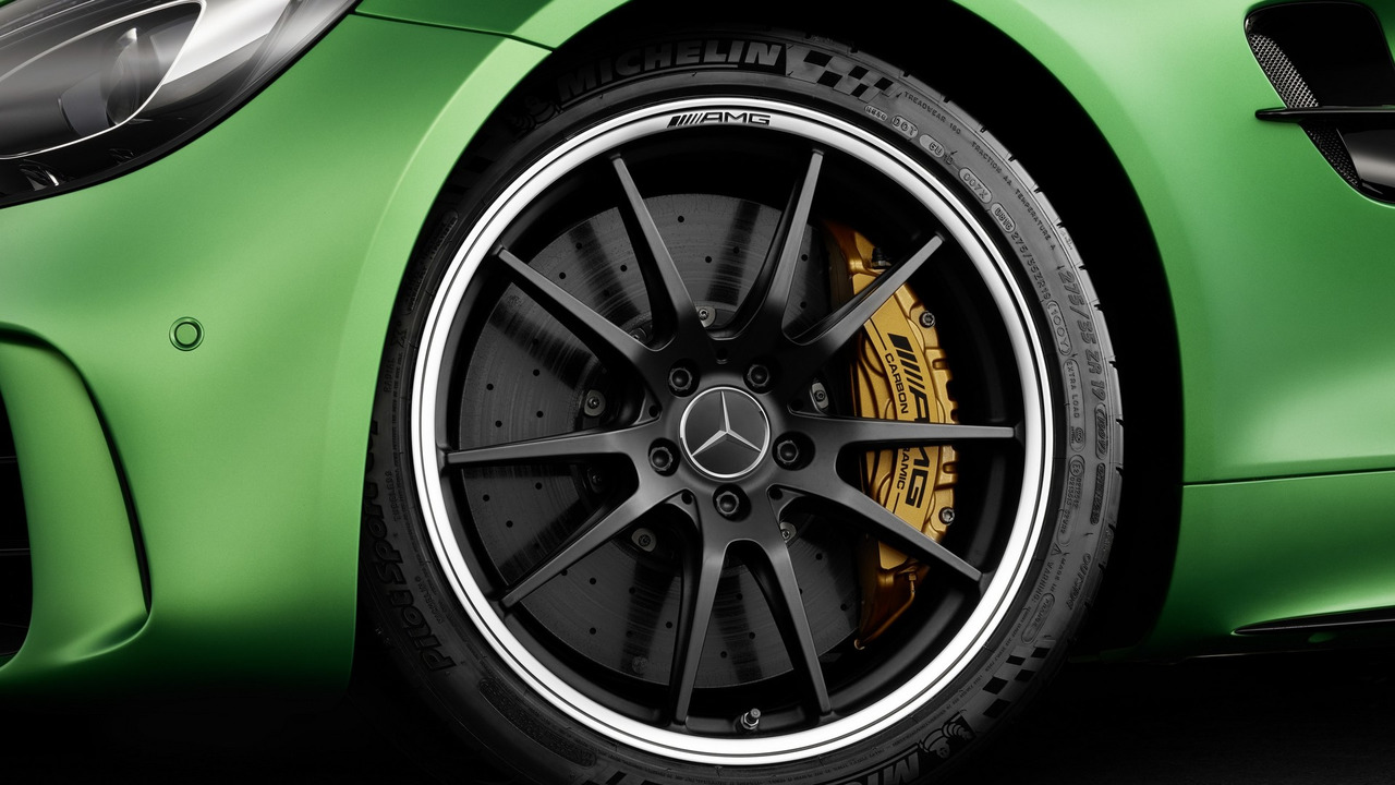 La-zăng của Mercedes-AMG GT R có đường kính 19 inch trước và 20 inch sau. La-zăng kết hợp với lốp Michelin Pilot Sport Cup 2 có kích thước 275/35 ZR 19 trước và 325/30 ZR 20 sau. Đây là loại lốp được phép chạy trên đường phố nhưng lại lý tưởng cho cả đường đua.