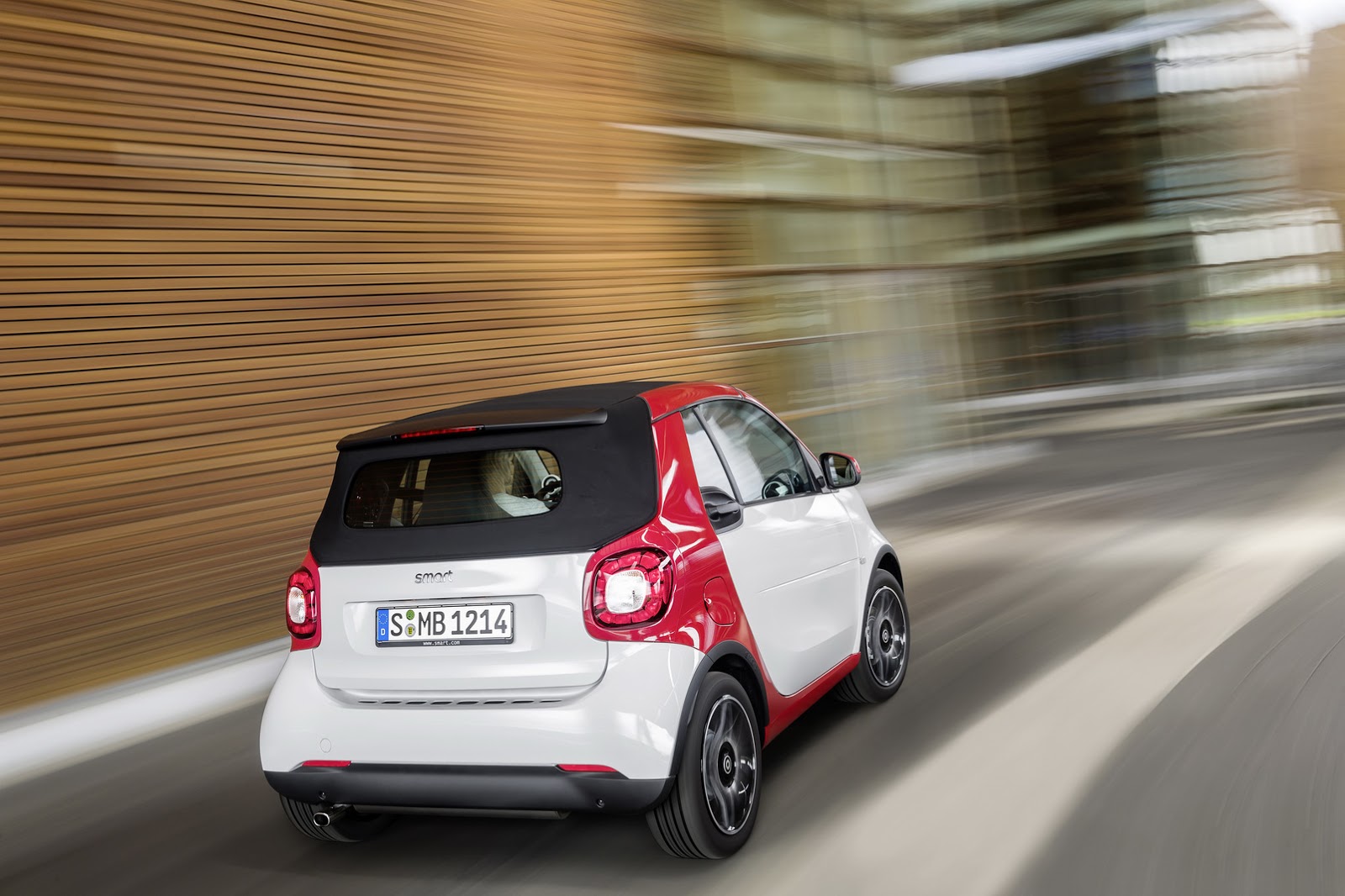 Bỏ ra số tiền trên, khách hàng Mỹ có thể mua Smart ForTwo Cabriolet bản tiêu chuẩn có tên Passion. Bản trang bị này được trang bị hộp số sàn 5 cấp.