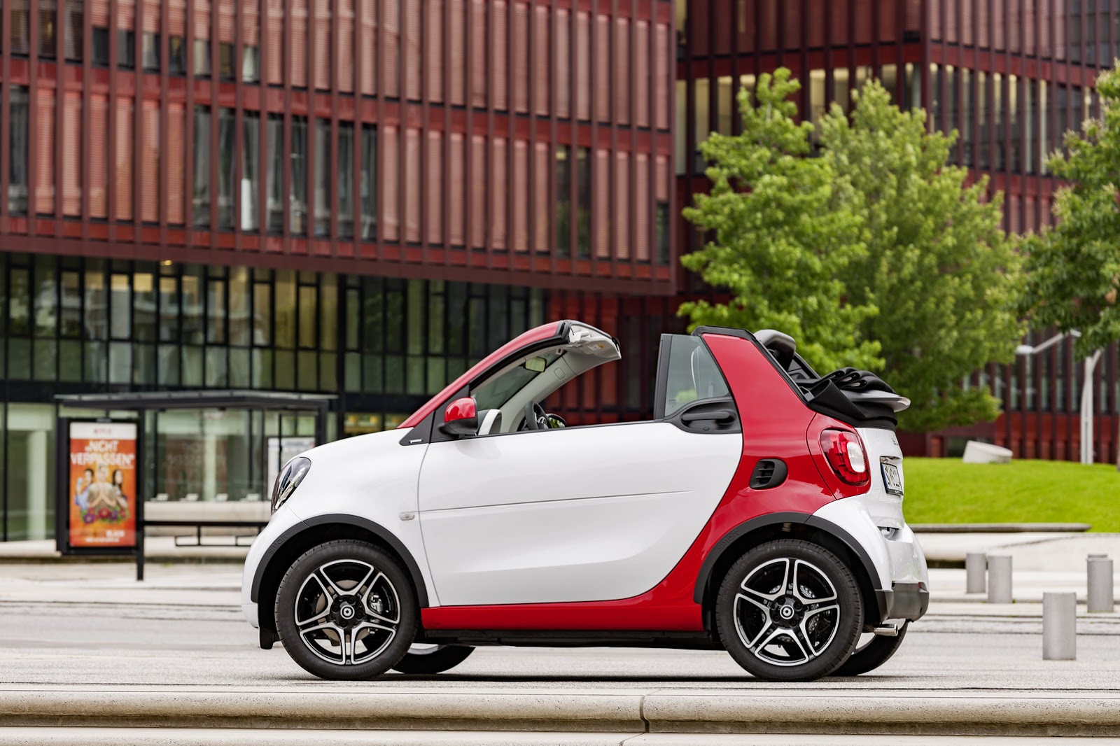 Cách đây 3 tuần, mẫu xe mui trần bé hạt tiêu Smart ForTwo Cabriolet mới đã chính thức được bày bán tại thị trường châu Âu. Đến nay, Smart ForTwo Cabriolet 2016 tiếp tục được phân phối tại thị trường Mỹ với giá hấp dẫn.
