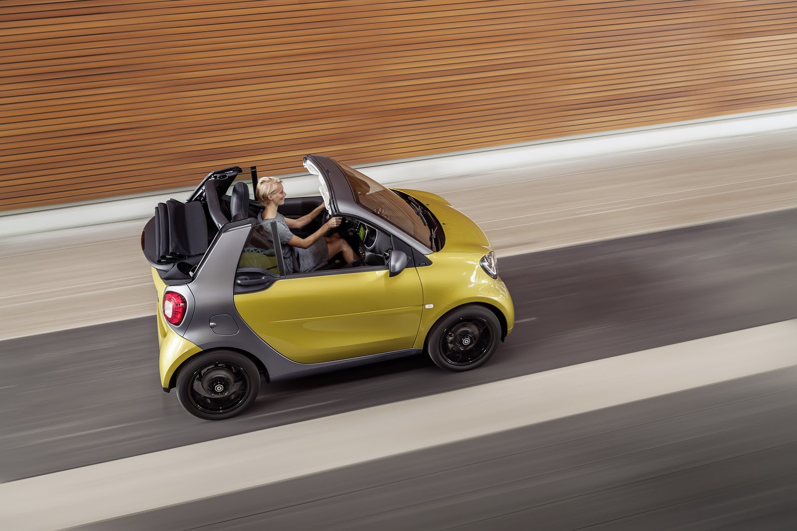 Nếu chọn hộp số tự động ly hợp kép 6 cấp cho Smart ForTwo Cabriolet Passion, khách hàng Mỹ sẽ mất số tiền 19.890 USD, tương đương 446 triệu Đồng. Cả hai giá bán này đều chưa bao gồm 750 USD chi phí vận chuyển và giao xe.