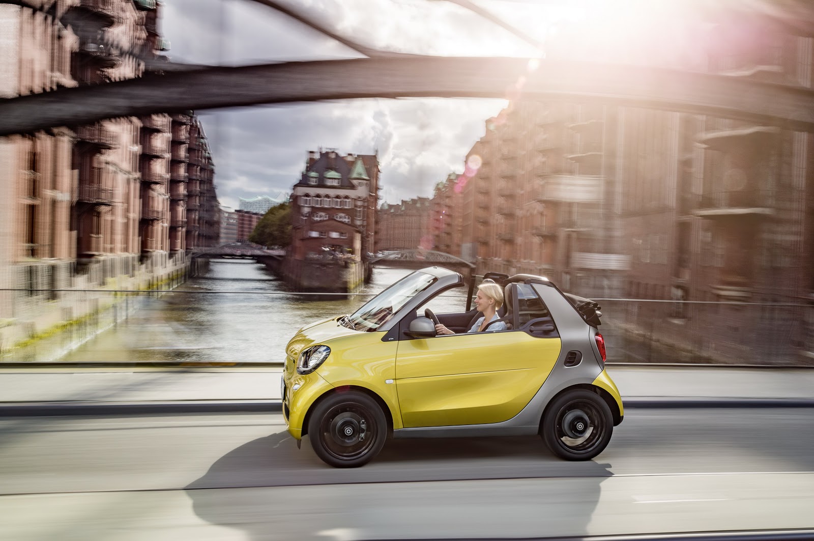Ngoài Passion, Smart ForTwo Cabriolet tại thị trường Mỹ còn có 2 bản trang bị cao cấp hơn là Prime và Proxy. Nếu mua Smart ForTwo Cabriolet Proxy và một số tính năng tùy chọn khác, khách hàng sẽ phải trả số tiền ít nhất 21.000 USD, tương đương 471 triệu Đồng.