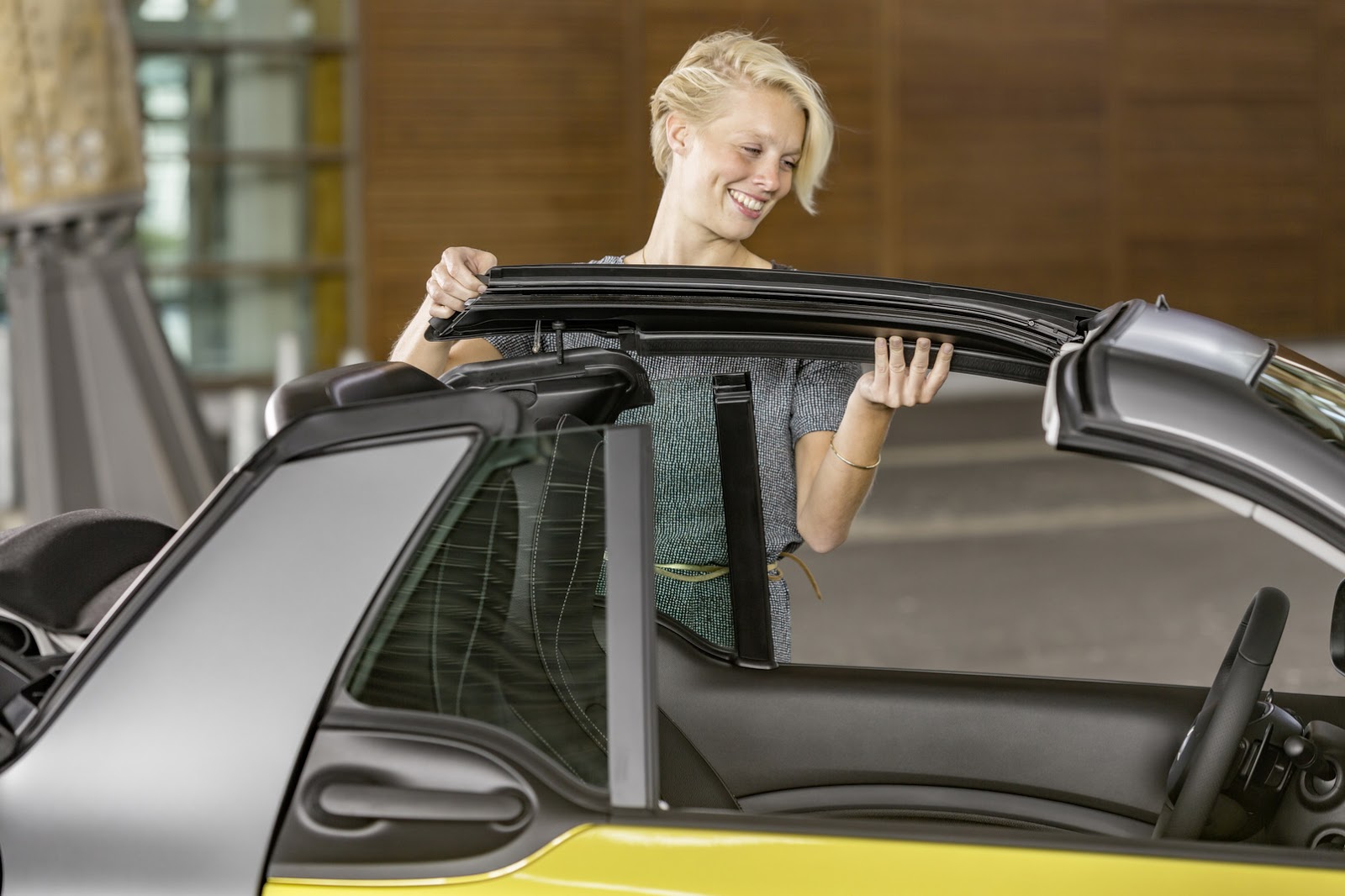 Tất cả các bản trang bị của Smart ForTwo Cabriolet đều sử dụng mui nỉ có thể đóng tự động trong thời gian 12 giây. Tuy nhiên, nếu muốn hít thở khí trời, bạn phải dùng tay để tháo mui nỉ của Smart ForTwo Cabriolet...