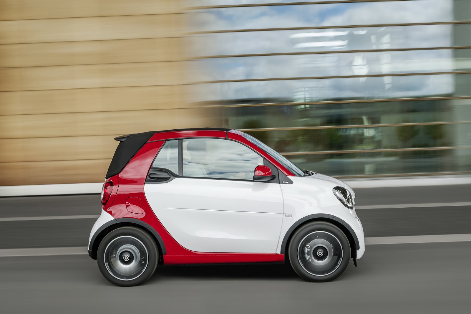 Cụ thể, tại thị trường Mỹ, Smart ForTwo Cabriolet có giá khởi điểm chỉ 18.900 USD, tương đương 424 triệu Đồng. Như vậy, Smart ForTwo Cabriolet tạm thời là mẫu xe mui trần rẻ nhất tại Mỹ hiện nay.