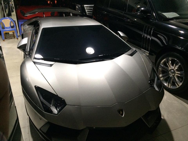 Sau 6 chiếc Lamborghini Aventador LP700-4 được đưa về nước với 4 bản coupe và hai phiên bản mui trần, một công ty chuyên nhập khẩu siêu xe tại Quận 5 vừa gây nhiều sự chú ý với chiếc Aventador trong bộ body kit đầy hiếu chiếc của hãng độ DMC.