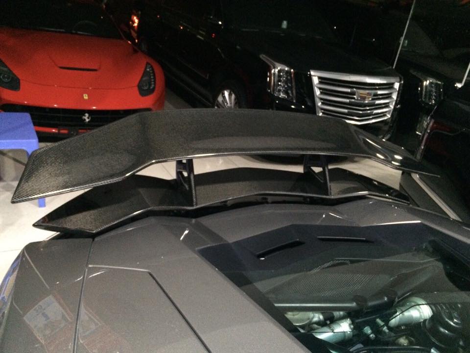 Ở bản độ của mình, DMC trang bị cho siêu xe Aventador body kit mới với cánh lướt gió phía trước, bên hông và cản va sau thiết kế lại với điểm nhấn sử dụng chất liệu sợi carbon. Một cánh gió cỡ lớn phía đuôi xe ngoài tác dụng khí động học cho xe chạy ở vận tốc cao còn mang đến vẻ hầm hố cho siêu xe Aventador độ DMC.