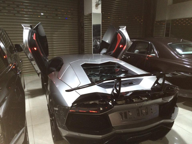 Ngoài bộ body kit độ đến từ Đức, chiếc Aventador LP700-4 thứ 7 thuộc bản coupe còn có ngoại thất độc nhất Việt Nam màu xám kim loại và bên trong nội thất lại sở hữu bộ áo đỏ nổi bật.