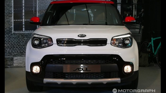 Qua hình ảnh từ giới truyền thông Hàn Quốc, có thể thấy Kia Soul 2017 được trang bị cản va trước/sau cải tiến nhẹ. Bên cạnh đó là cụm đèn pha HID mới với dải đèn LED định vị ban ngày khác biệt.
