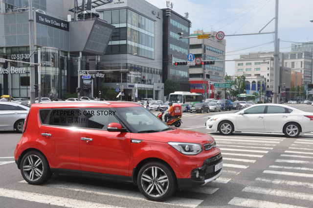 Theo kế hoạch, Kia Soul 2017 sẽ ra mắt thị trường Mỹ trong triển lãm Los Angeles năm nay. Dự kiến, Kia Soul nâng cấp dành cho các thị trường quốc tế sẽ có thiết kế không thay đổi quá nhiều so với phiên bản Hàn Quốc.
