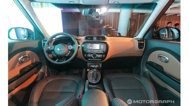 Bên trong Kia Soul nâng cấp không có quá nhiều điểm mới so với trước. Chỉ biết, hãng Kia đã mở rộng các phụ kiện trang trí của Soul 2017 tại thị trường quê nhà. Ví dụ như nội thất với 2 màu nâu phối với nhau mới.