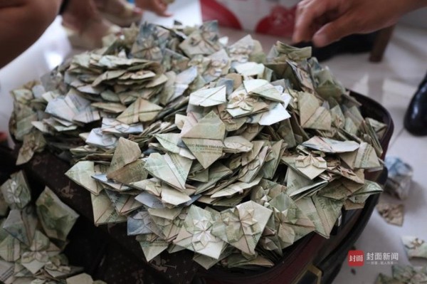 Sau 6 năm chăm chỉ gấp tiền giấy thành hình trái tim, chồng nhà người ta mua được ô tô cho vợ - Ảnh 3. Sau 6 năm chăm chỉ gấp tiền giấy thành hình trái tim, chồng nhà người ta mua được ô tô cho vợ - Ảnh 3.