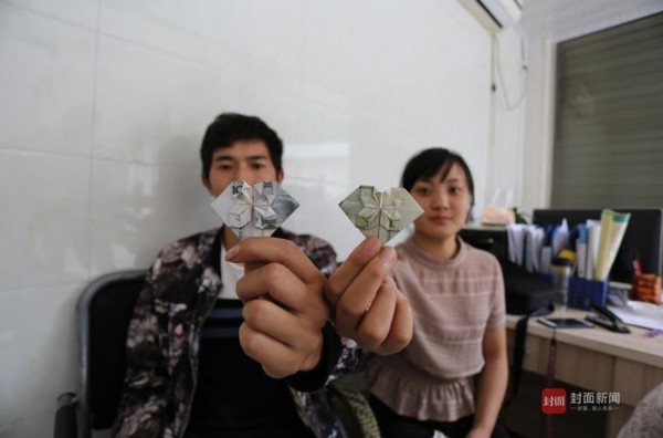Sau 6 năm chăm chỉ gấp tiền giấy thành hình trái tim, chồng nhà người ta mua được ô tô cho vợ - Ảnh 1. Sau 6 năm chăm chỉ gấp tiền giấy thành hình trái tim, chồng nhà người ta mua được ô tô cho vợ - Ảnh 1.