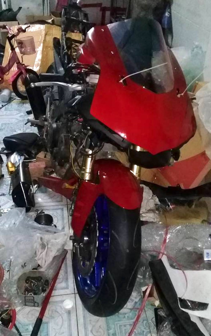 “Sốc” với Yamaha R15 độ thành superbike R1 y như xe thật ảnh 3