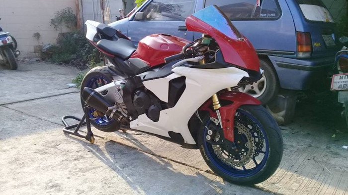 “Sốc” với Yamaha R15 độ thành superbike R1 y như xe thật ảnh 5