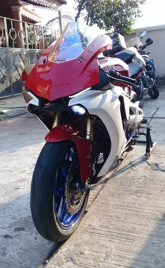 “Sốc” với Yamaha R15 độ thành superbike R1 y như xe thật ảnh 6