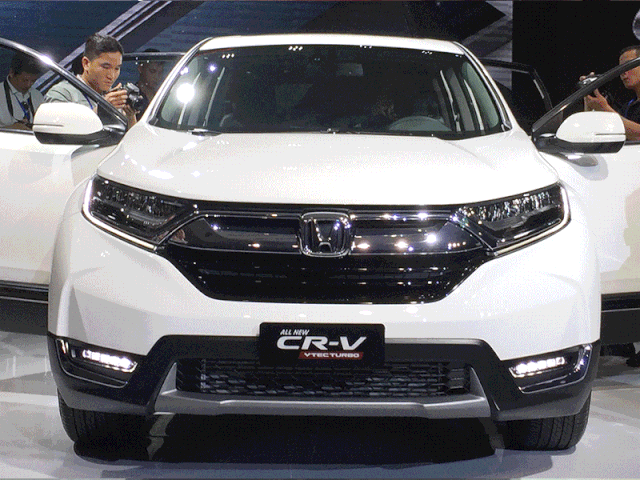 Honda CR-V ra mắt lần đầu tiên trên thế giới vào năm 1995, đến nay đã bán ra hơn 9,1 triệu xe tại 160 quốc gia (tính đến 30/9/2017). Tại Việt Nam, Honda CR-V có mặt từ năm 2008 và đến nay đã bán ra trên 23.000 xe.