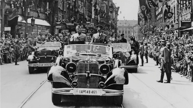 Adolf Hitler đứng trong chiếc Mercedes của mình trong một lễ diễu hành năm 1937. (Ảnh: Bettmann/Corbis)