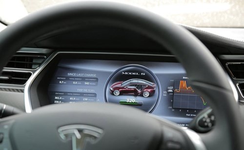 Bảng đồng hồ của xe Tesla Model S 1