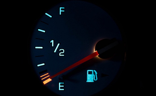 Kinh nghiệm lái xe ô tô: Cách tính quãng đường còn có thể đi khi đèn báo nhiên liệu bật sáng 1