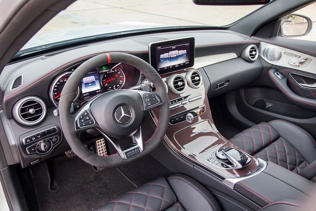 Mercedes-AMG C63 S Edition 1 nổi bật trong bộ áo màu bạc, cùng đường sọc đen chạy dài bên hông xe. Ngoài ra, hàng độc còn được trang bị bộ la-zăng Performance màu đen mờ với viền đỏ nổi bật. Xe sử dụng động cơ V8, dung tích 4.0 lít, tăng áp kép, sản sinh công suất cực đại 510 mã lực, mô-men xoắn cực đại 700 Nm. Phiên bản hiệu suất cao của C63 S, mất 4 giây để tăng tốc lên 100km/h từ vị trí xuất phát, trước khi đạt vận tốc tối đa 250 km/h.