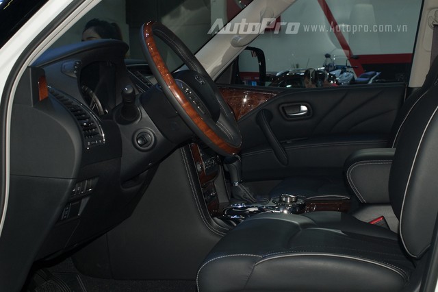 Thế hệ mới, Infiniti trang bị cho chiếc SUV cỡ lớn của mình nổi bật với công nghệ đèn LED áp dụng trên đèn pha, báo rẽ hay đèn sương mù. Động cơ là loại V8, dung tích 5,6 lít, sản sinh công suất cực đại 400 mã lực và mô-men xoắn cực đại 559 Nm. Đi kèm là hộp số tự động 7 cấp. Hệ thống điều khiển tự động thích nghi với phong cách tài xế. Dẫn động 4 bánh toàn thời gian AWD với các chế độ Auto, 4H và 4L.