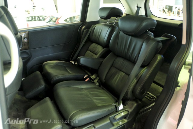 Hàng ghế thứ 2 hạng thương gia là điểm khác biệt của Honda Odyssey. Hàng ghế thứ hai có khả năng điều chỉnh 10 hướng với cấu trúc lưng ghế và mặt ghế có thể di chuyển đồng thời để tối ưu hóa mọi tư thế ngồi cho hành khách. Hành khách có thể ngả toàn bộ lưng ghế về phía sau, điều chỉnh độ ngả của vai và cổ, hay đệm đỡ chân Ottoman. Hơn thế nữa, 2 ghế có thể điều chỉnh sang trái phải độc lập để hành khách hàng ghế thứ 3 dễ dàng di chuyển lên xuống.