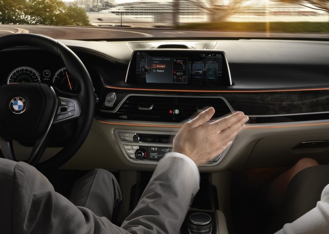 Người lái xe có thể sử dụng các động tác tay để ra lệnh cho BMW 7-Series thế hệ mới.