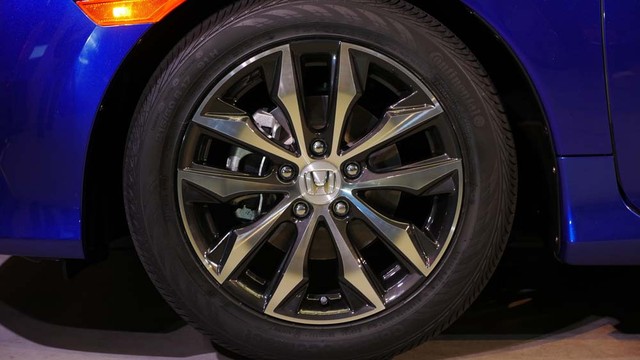 Về tính năng an toàn, Civic Coupe 2016 có cấu trúc thân vỏ tiên tiến và gói công nghệ Honda Sensing mới. Hãng Honda hi vọng Civic Coupe 2016 có thể đạt điểm số an toàn cao nhất trong các thử nghiệm của NHTSA và IIHS.