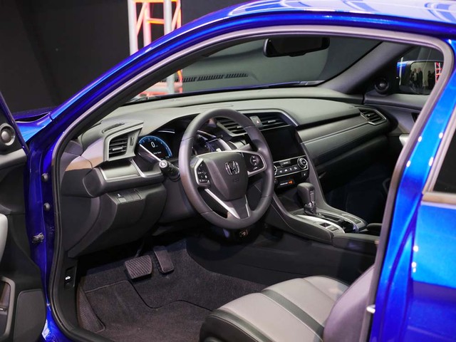 Bên trong Honda Civic Coupe thế hệ mới là không gian nội thất đã được tăng dung tích thêm 237 lít. Trong khi đó, khoảng duỗi chân cho hành khách phía sau tăng thêm 12,7 cm. Bước vào không gian nội thất của Honda Civic Coupe thế hệ mới, khách hàng có thể nhận ra bảng táp-lô mềm mại, ghế bọc nỉ cao cấp hơn và màn hình màu TFT trên cụm đồng hồ.