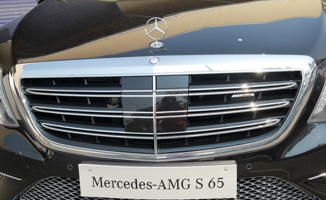 Mercedes S65 AMG sử dụng lưới tản nhiệt dạng nan đôi có logo AMG và phần nhựa đen.