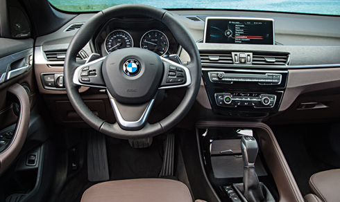 Thiết kế nội thất của BMW X1 sDrive18i trẻ trung và hiện đại hơn 1