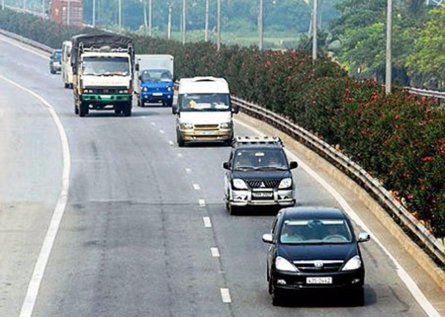 Cho dù bạn đi với tốc độ tối đa cho phép, nhưng nếu có thể, hãy bỏ làn ngoài cùng bên trái để giữ an toàn cho mình.