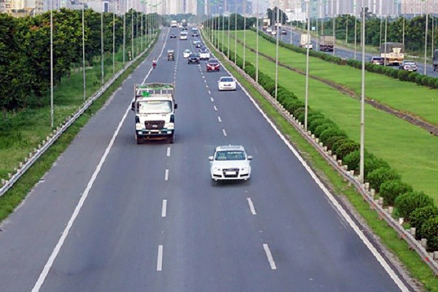 Việc đi giữa hai làn đường là một hành vi lái xe thực sự nguy hiểm trên cao tốc.