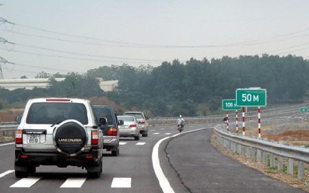 Trên cao tốc, không phải liên tục có các biển báo chỉ dẫn, tài xế luôn phải tự học cách tính toán khoảng cách an toàn