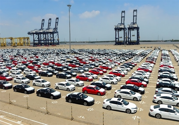 Lô xe của Honda tại cảng Hiệp Phước đã sẵn sàng đến tay người tiêu dùng. Trong số 1.054 chiếc này, có 577 chiếc CR-V, 320 chiếc Civic, 112 chiếc Jazz và 45 chiếc Accord